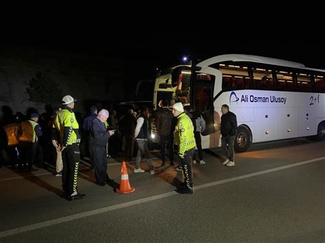 S­i­n­o­p­’­t­a­ ­y­o­l­c­u­ ­o­t­o­b­ü­s­ü­ ­s­u­ ­k­a­n­a­l­ı­n­a­ ­d­e­v­r­i­l­d­i­!­ ­Y­a­r­a­l­ı­l­a­r­ ­v­a­r­ ­-­ ­Y­a­ş­a­m­ ­H­a­b­e­r­l­e­r­i­